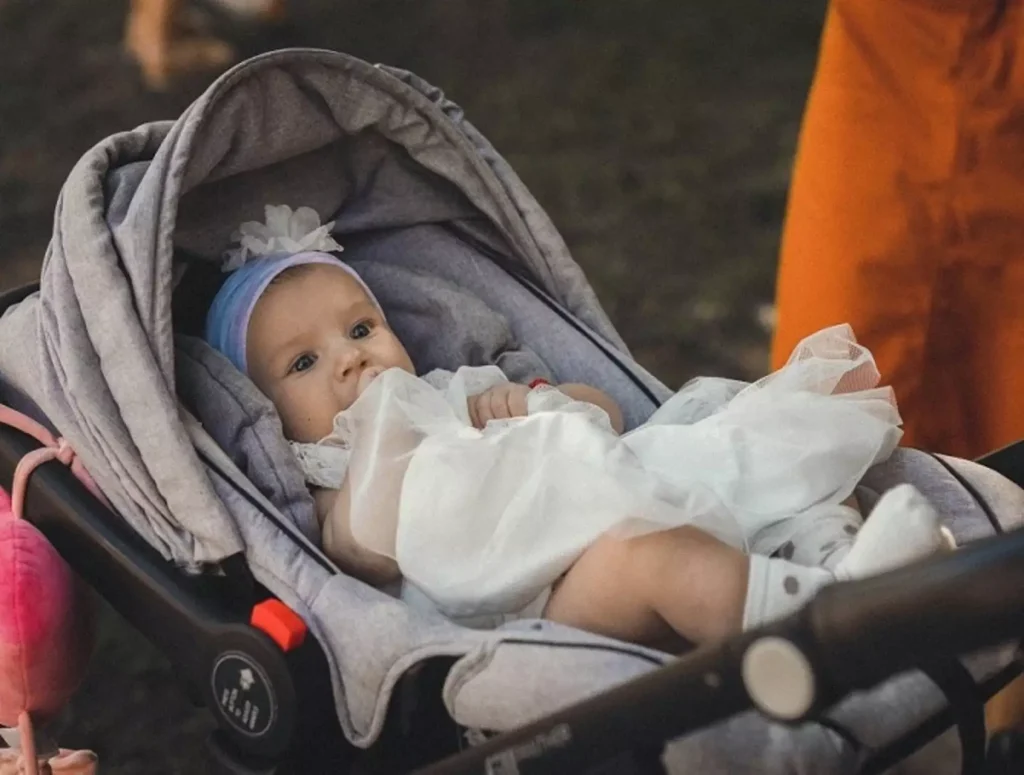 bébé dans une poussette