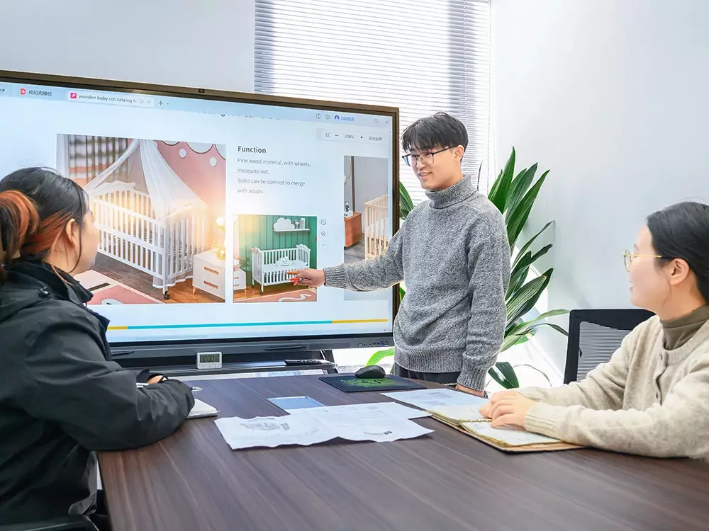 3 people having a meeting in a office