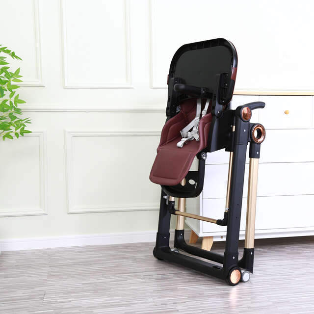 Chaise d'alimentation pliable avec double plateau