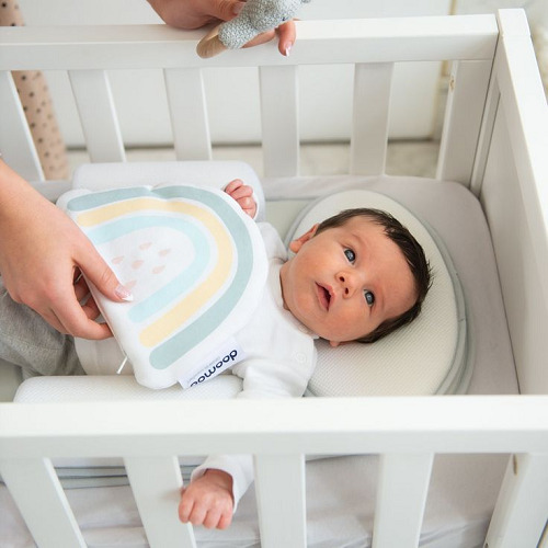 a baby sleep in a crib