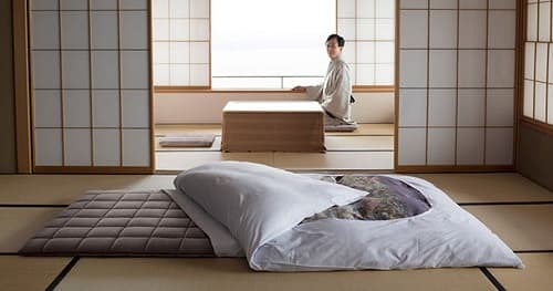 Cama japonesa con suelo de tatami