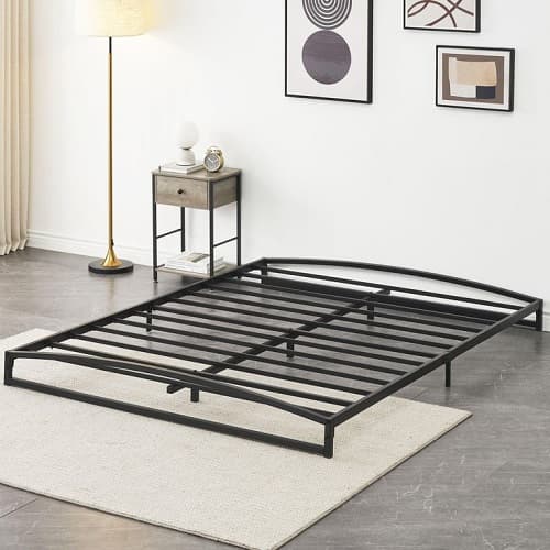 Cama de suelo minimalista con estructura de metal